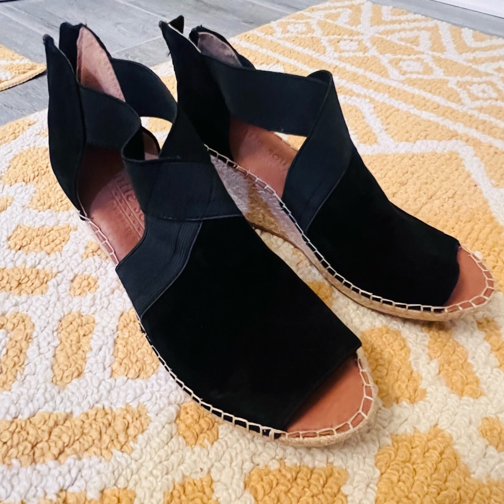 Gentle Souls Black Wedge Sandals